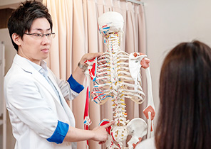 宇和島市で腰痛・ヘルニアに悩む患者様に施術する朝倉鍼灸整骨院の専門家