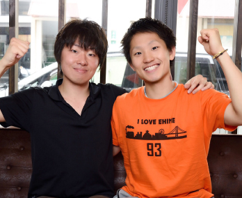 プロバスケットボール伴晃生選手と朝倉鍼灸整骨院の院長のツーショット写真