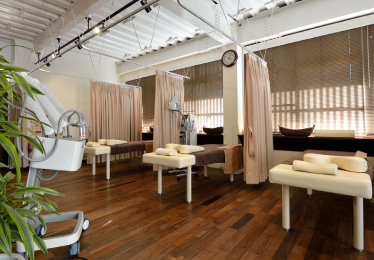 宇和島市 朝倉鍼灸整骨院の清潔で広々とした施術室