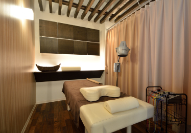 プライバシーに配慮した個室で安心して施術が受けられます(宇和島市)