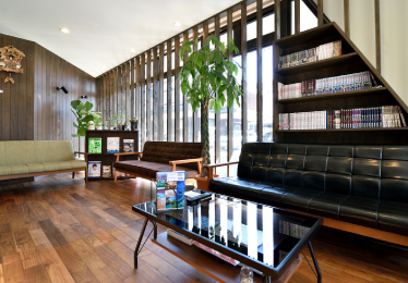 明るくリラックスできる宇和島本院の待合室