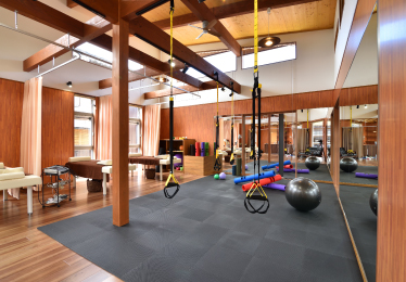 充実した設備が揃う併設ジム「ネスポ」の内観