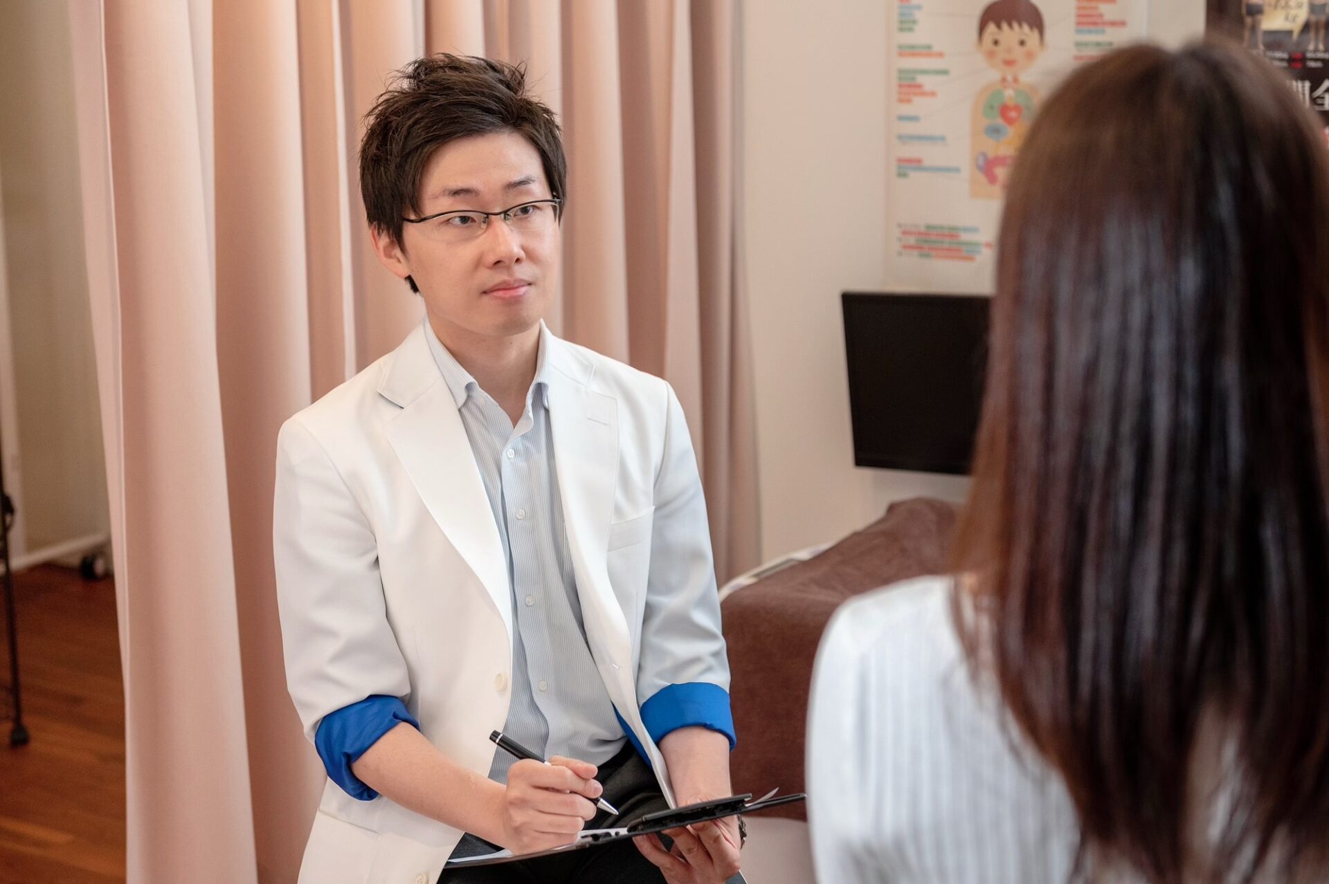 脊柱管狭窄症の悩みを専門家が詳しくヒアリングする様子